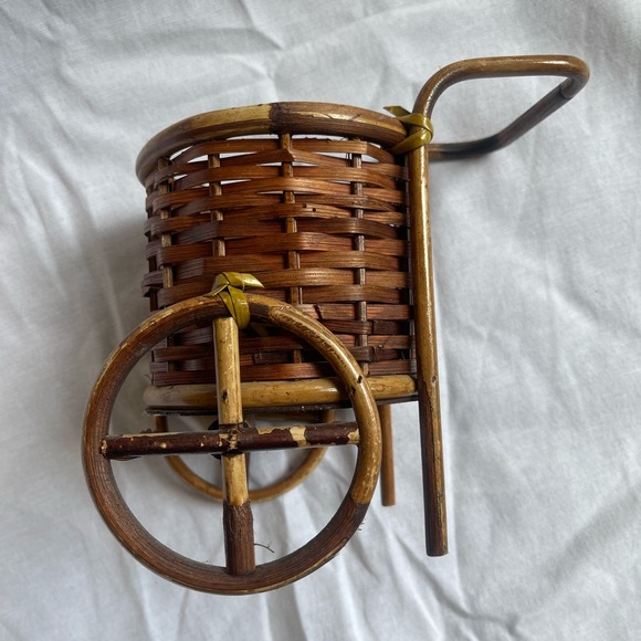 Vintage Small Basket cart planter - Picture 5 of 10